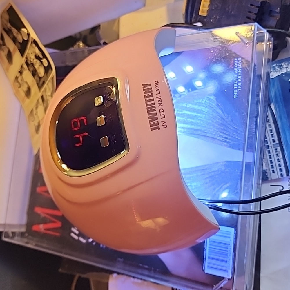 Finger nail dryer